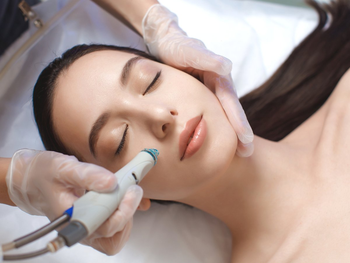 http://mysadayspa.com/cdn/shop/articles/your-complete-guide-to-hydrafacials-steps-cost-and-benefits-770045_1200x.jpg?v=1696569417